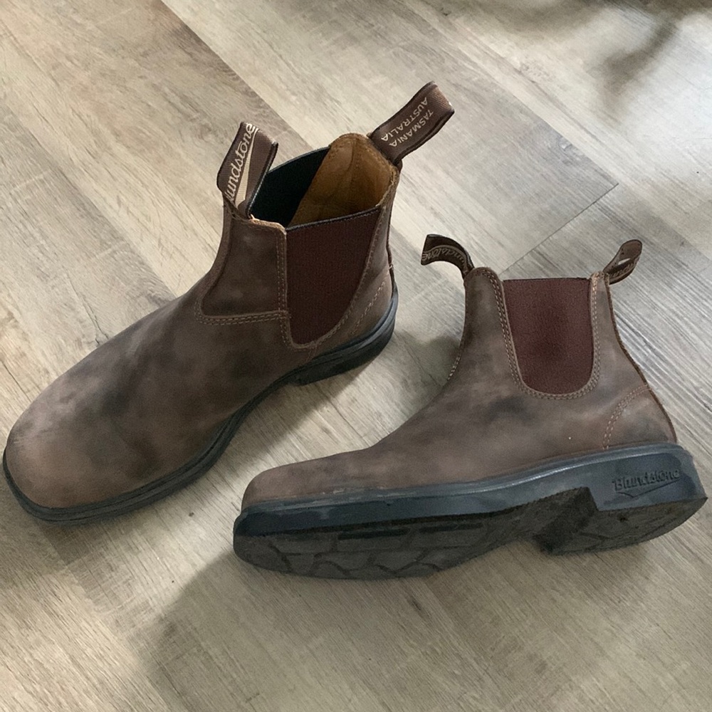 Like new chisel toe Blundstones, womens size 7